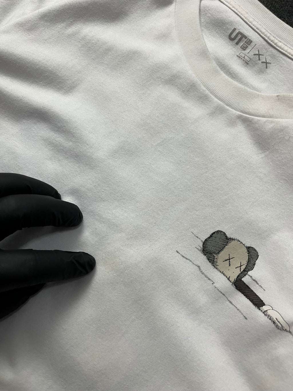 Uniqlo x KAWS  UT Short Sleeve Artbook Cover T-shirt (L)