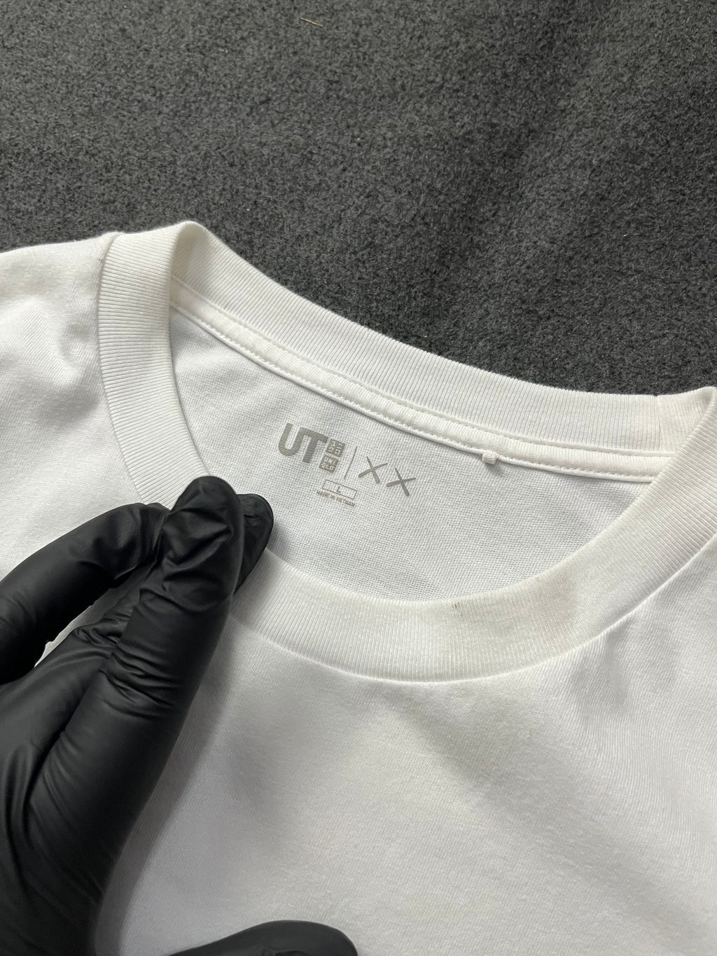 Uniqlo x KAWS  UT Short Sleeve Artbook Cover T-shirt (L)