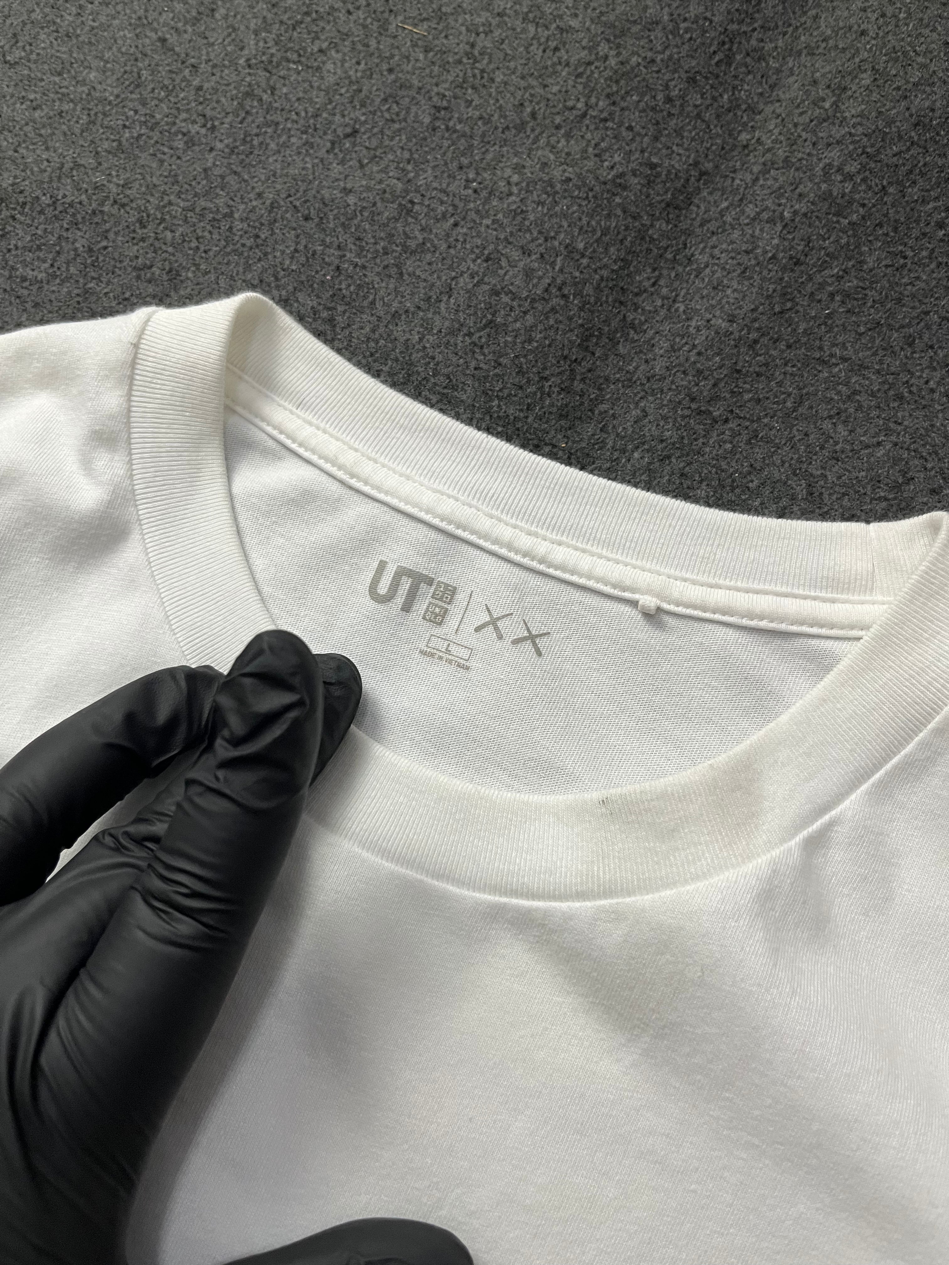 Uniqlo x KAWS  UT Short Sleeve Artbook Cover T-shirt (L)