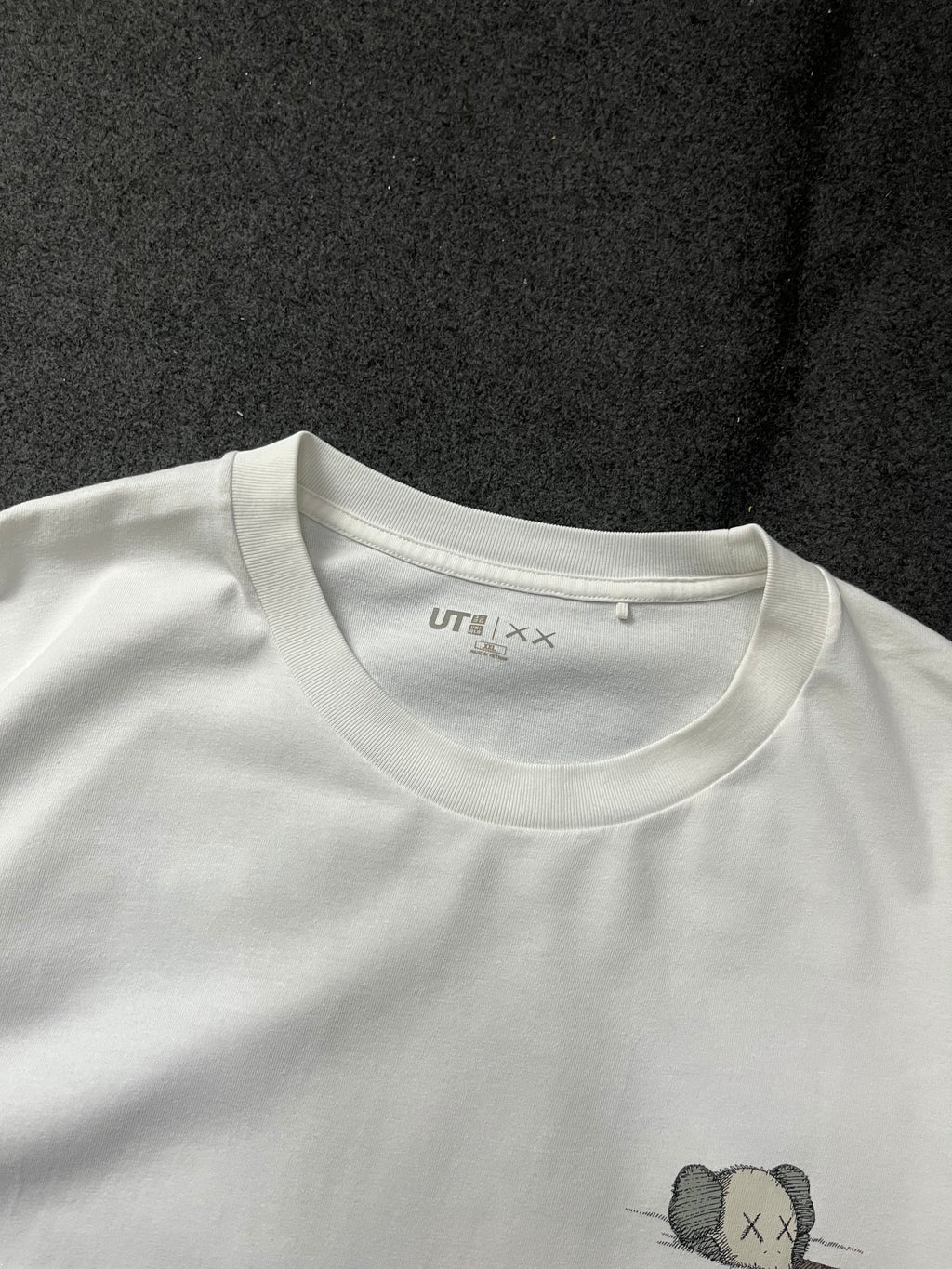 Uniqlo x KAWS  UT Short Sleeve Artbook Cover T-shirt (2XL)