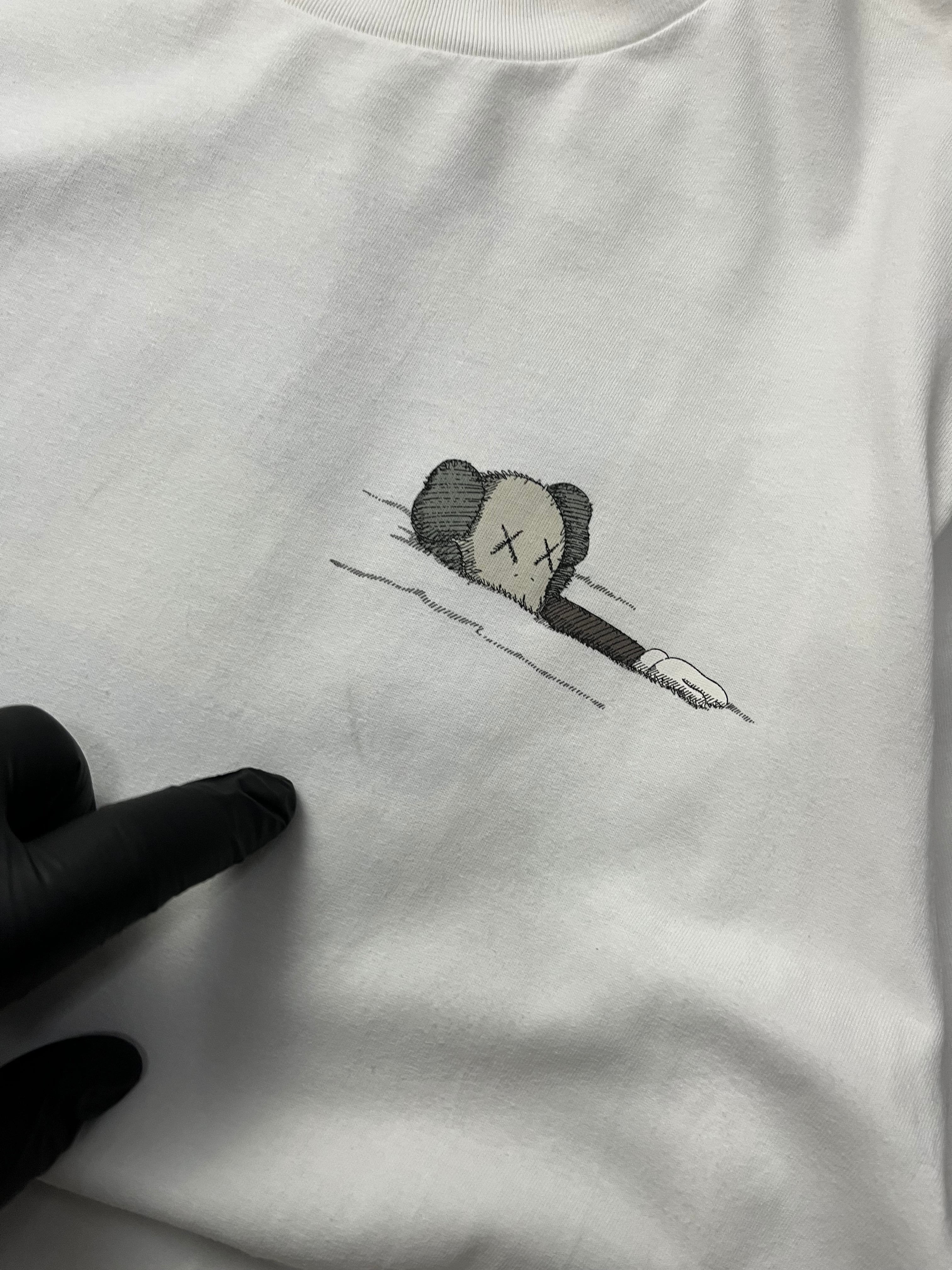 Uniqlo x KAWS  UT Short Sleeve Artbook Cover T-shirt (2XL)