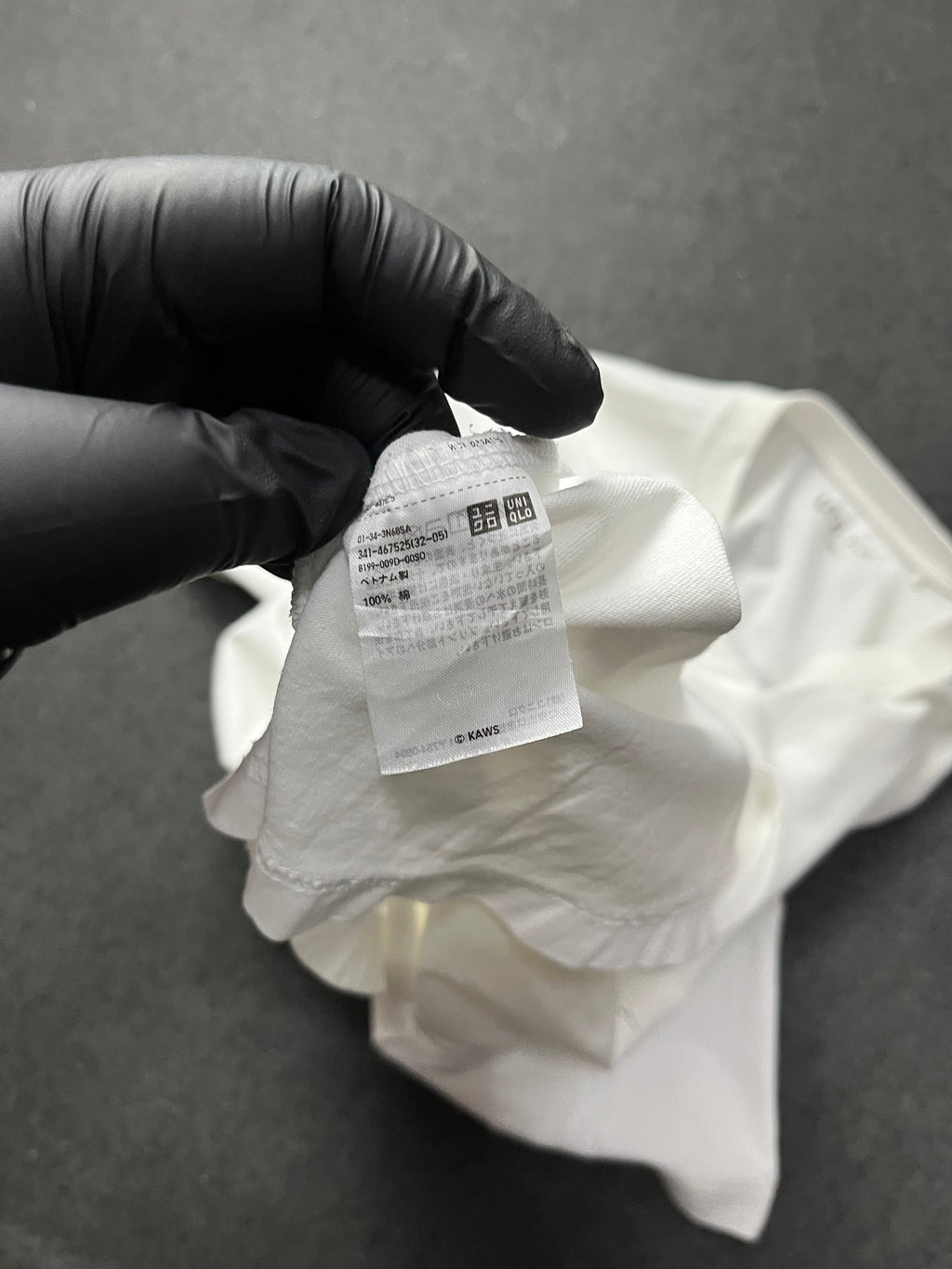 Uniqlo x KAWS  UT Short Sleeve Artbook Cover T-shirt (2XL)