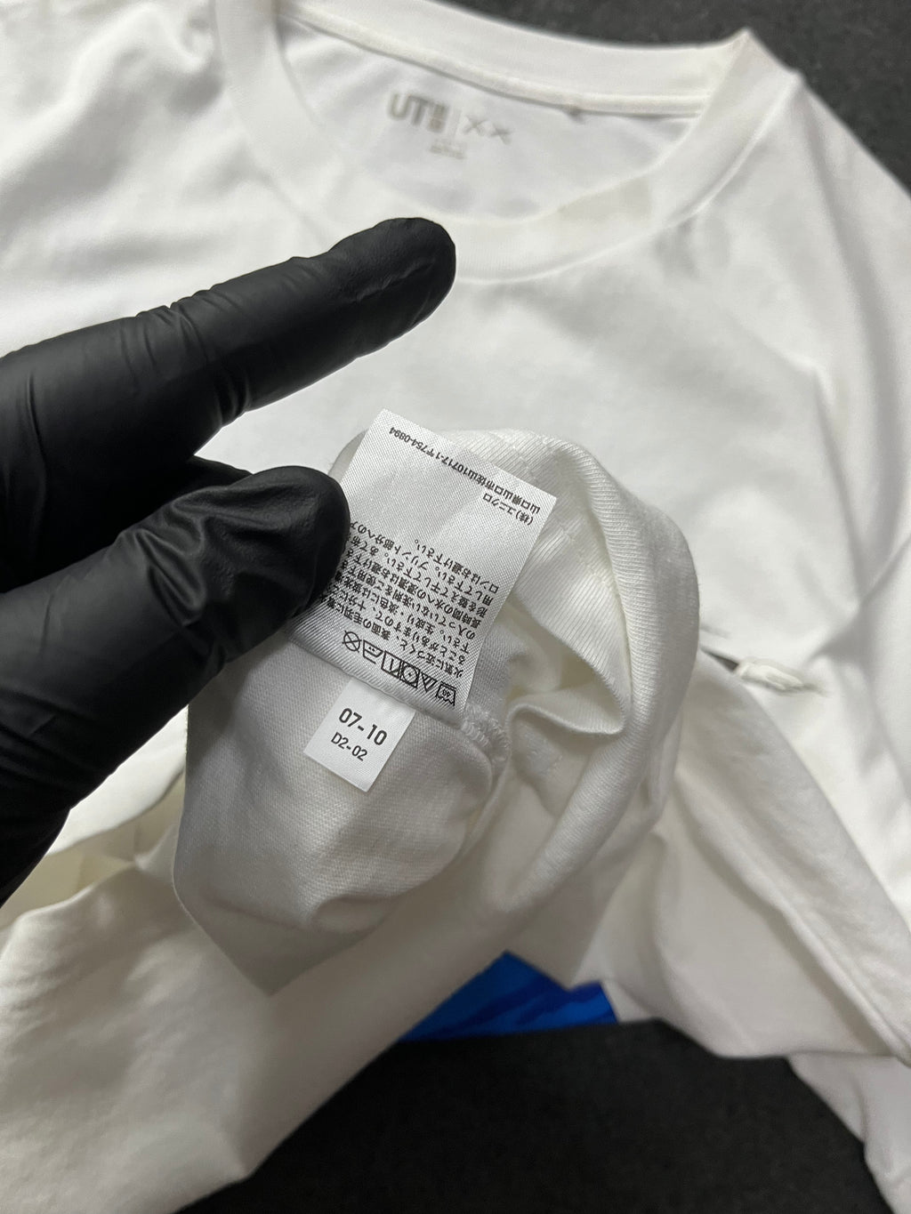 Uniqlo x KAWS  UT Short Sleeve Artbook Cover T-shirt (L)