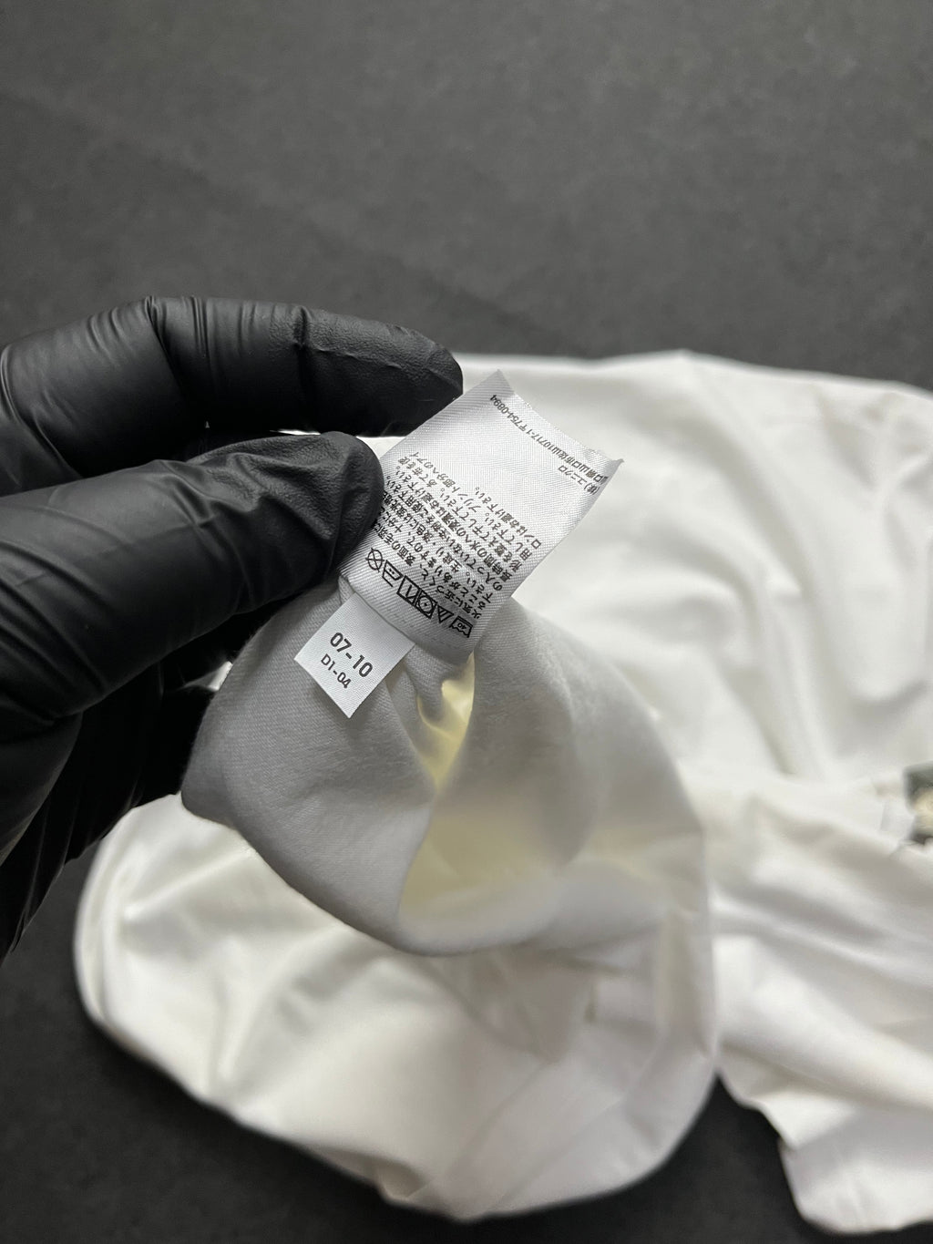 Uniqlo x KAWS  UT Short Sleeve Artbook Cover T-shirt (3XL)