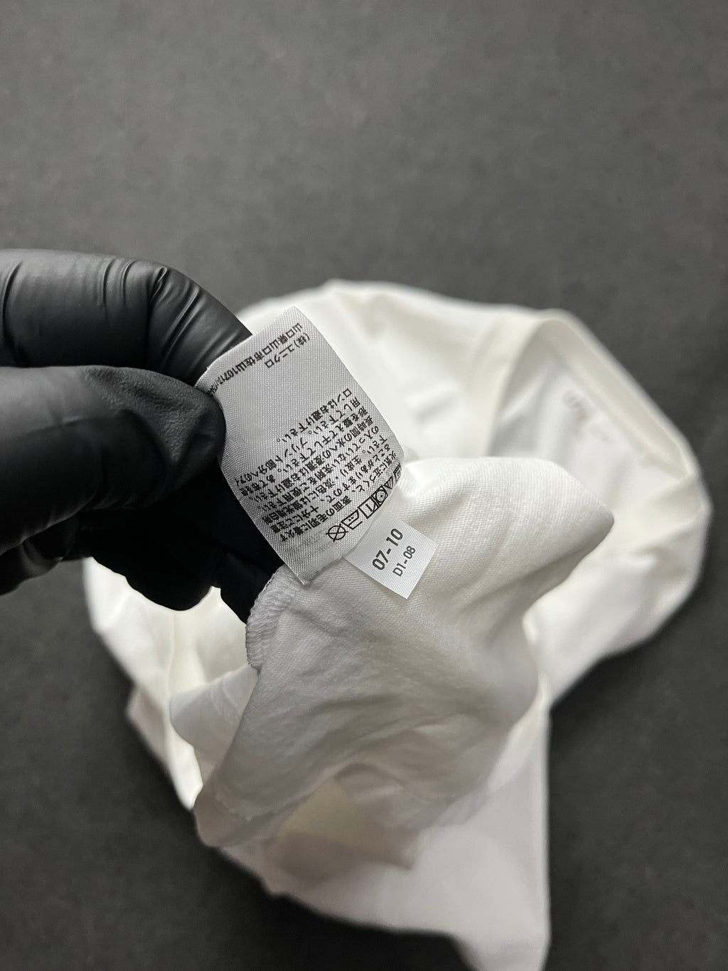 Uniqlo x KAWS  UT Short Sleeve Artbook Cover T-shirt (2XL)