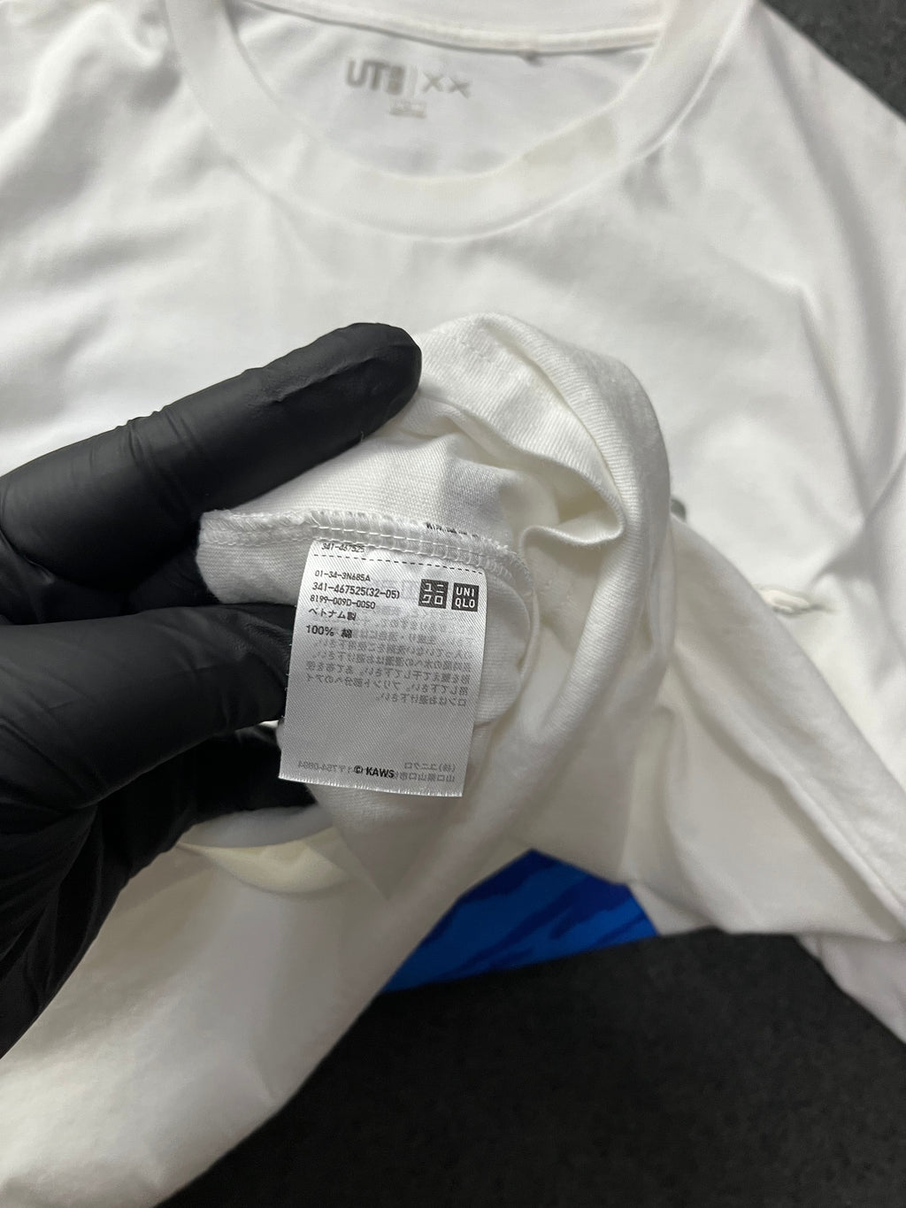 Uniqlo x KAWS  UT Short Sleeve Artbook Cover T-shirt (L)