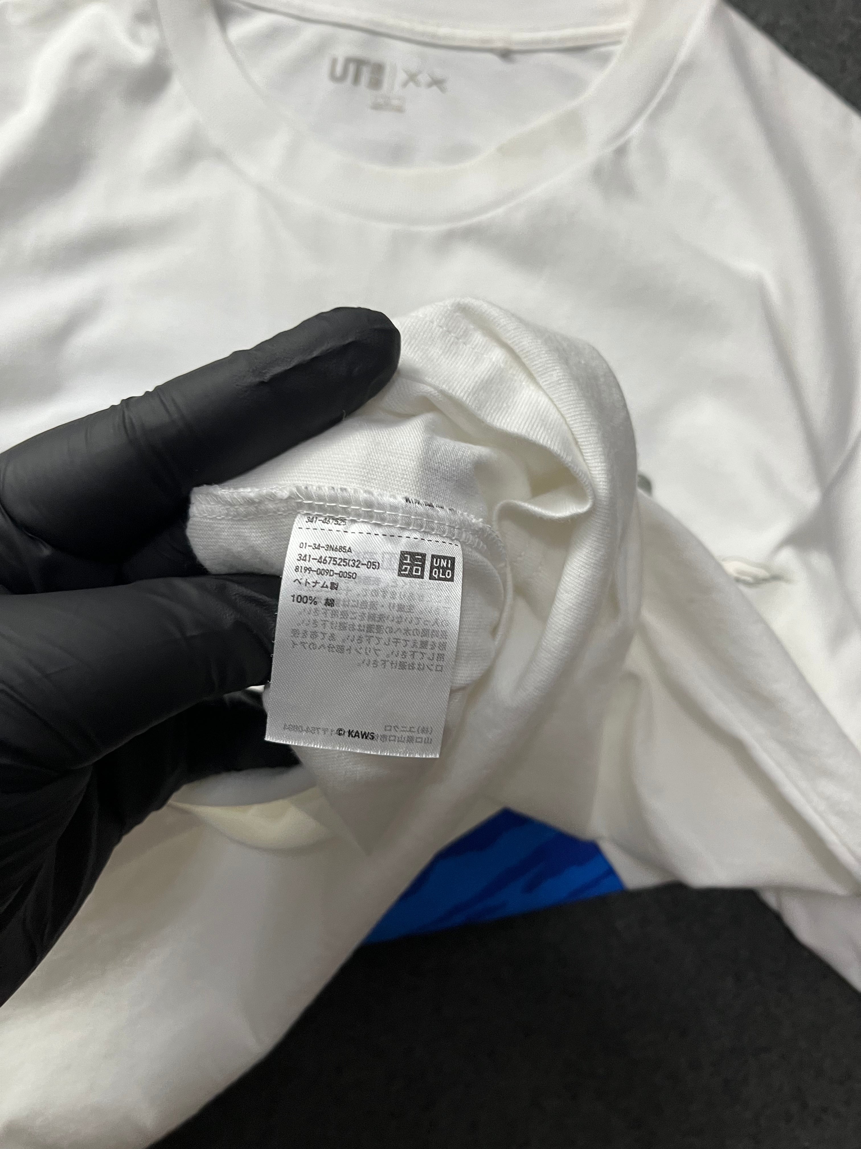 Uniqlo x KAWS  UT Short Sleeve Artbook Cover T-shirt (L)